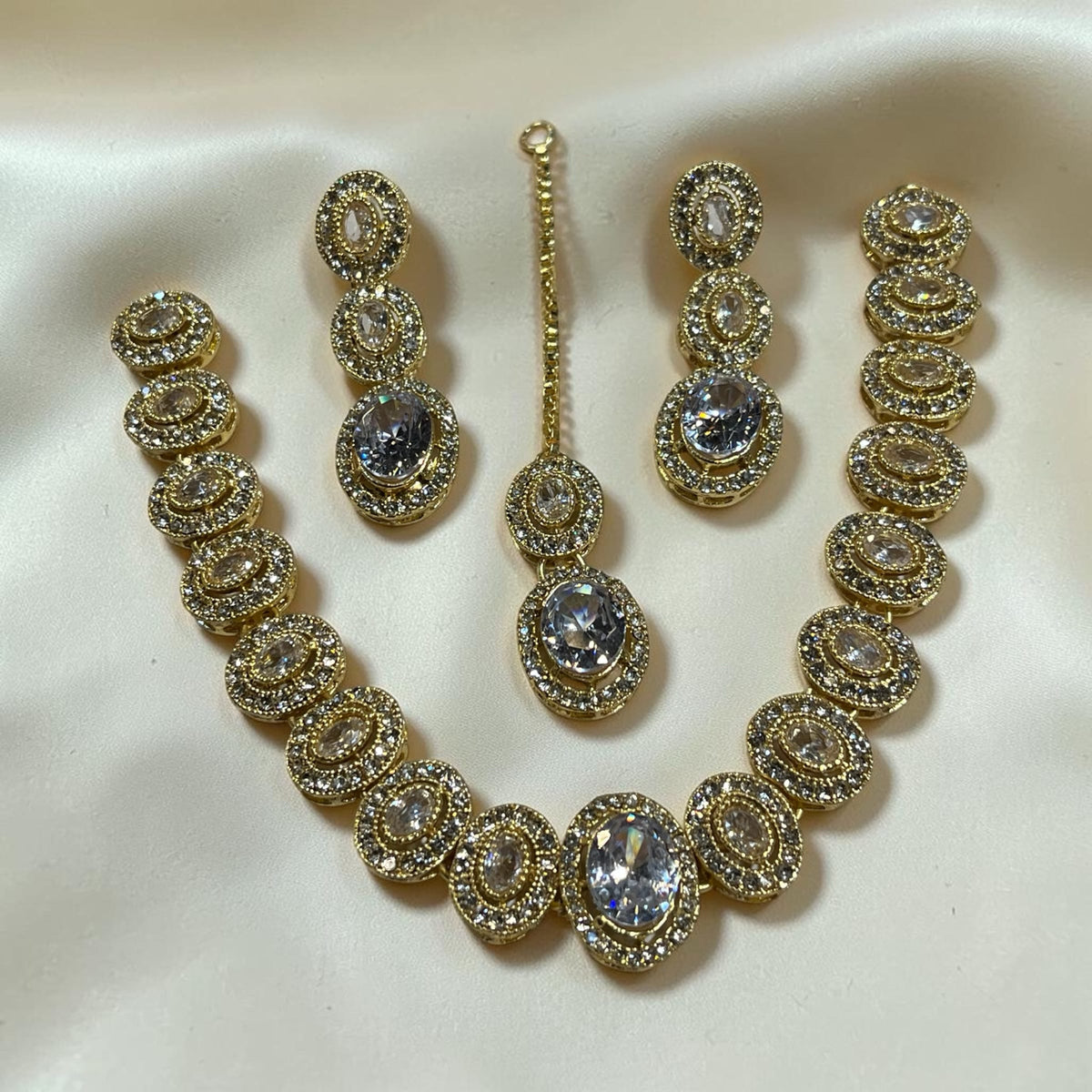 Zarkun Glueband necklace set with tika