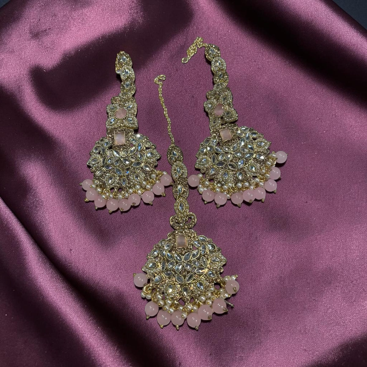 Heavy kundan earring with tika