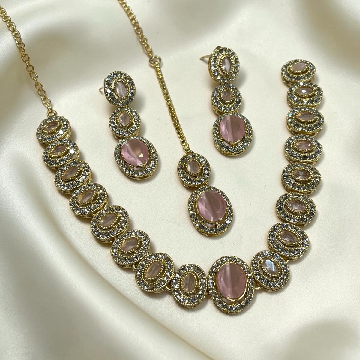 Zarkun Glueband necklace set with tika
