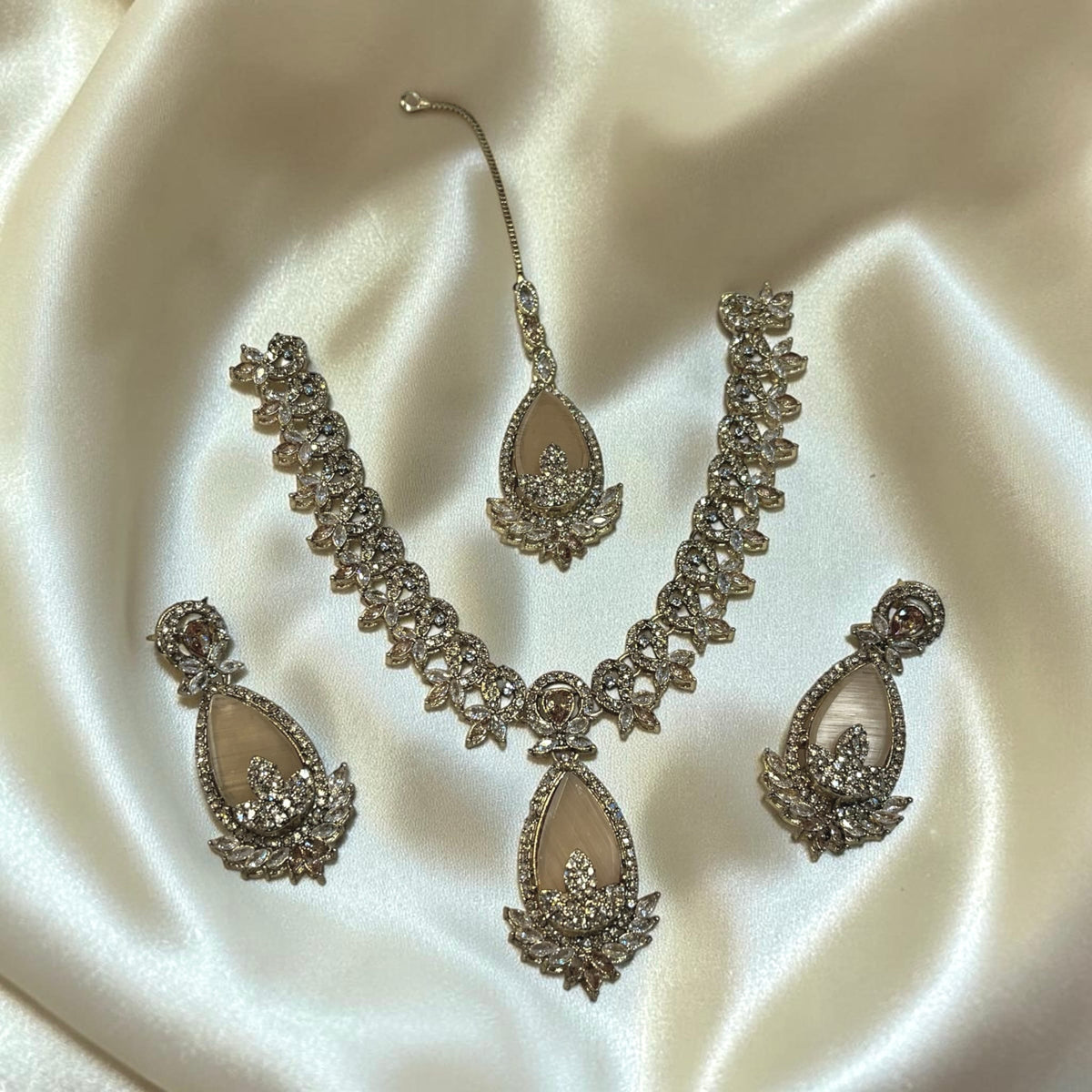 Glueband necklace set with tika